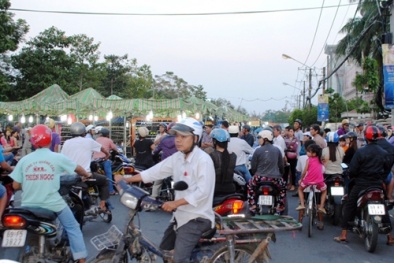 Tiểu thương chợ đêm Cà Mau ngăn đường phản đối di dời chợ