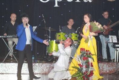 Linh Linh bị fan hâm mộ của Dương Ngọc Thái giật micro ngay trên sân khấu