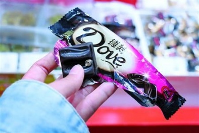 Trung Quốc: Hoa tai 'ẩn mình' trong kẹo socola cao cấp