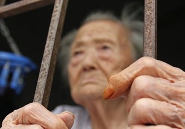 Chửi bới, đánh đập, đuổi cha mẹ đi để 'báo hiếu'