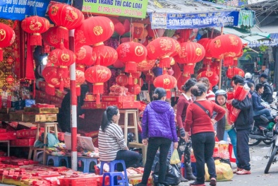 Phố Hàng Mã rộn ràng ngày giáp tết Ất Mùi 2015