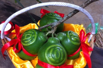 Bưởi hồ lô chưng Tết giá 10 triệu đồng một chùm tứ quý 