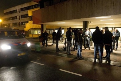 Đài truyền hình Hà Lan 'hú hồn' vì thanh niên vũ trang 'dỏm'