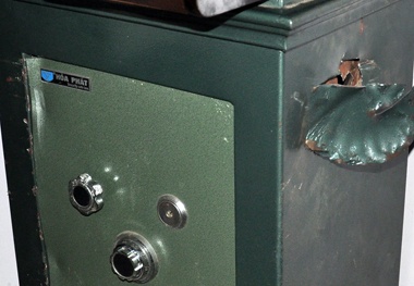 Phá két ủy ban xã, cuỗm 100 triệu tiền chính sách