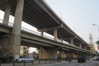 Rơi cuộn thép nặng hàng tấn, người đi đường bị đe dọa