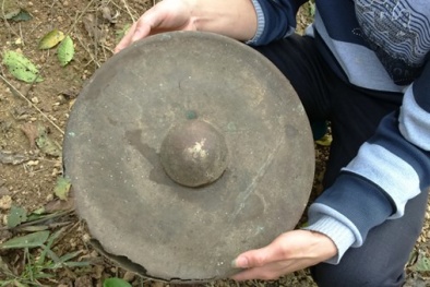 Tình cờ phát hiện chiêng đồng cổ trong hang đá Thanh Hóa
