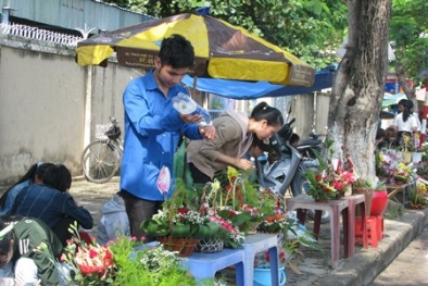 Muôn kiểu sinh viên làm thêm dip cận Tết