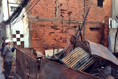 TP. Hồ Chí Minh: Nhà đổ trong đám cháy, dân tình chạy nạn