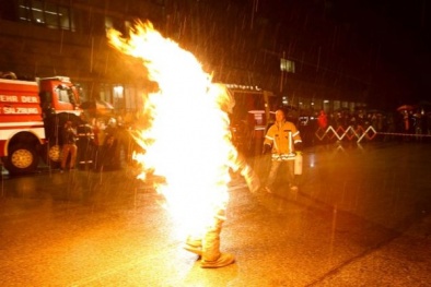 Tưới dầu hỏa lên người rồi châm lửa tự thiêu