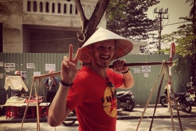 Sao 'Hunger Games' bỗng thành bán hàng rong trên phố Việt Nam