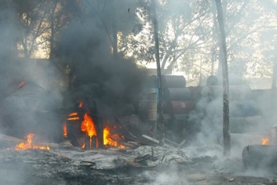 Bình Dương: Dân chạy nạn, 6000m2 nhà xưởng cháy rụi trong đám cháy