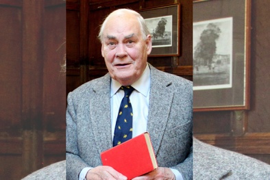 Cựu học sinh trở về trường sau 65 năm để nộp 1500 bảng Anh 'tiền phạt'