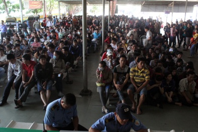 Xếp hàng từ nửa đêm mua vé xe Tết - hàng nghìn người ra về tay không