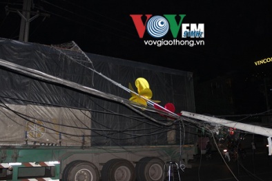 TP HCM: Container kéo gãy trụ điện khiến công tác khắc phục khó khăn