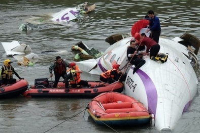 Máy bay Đài Loan rơi xuống sông: Máy bay mới cất cánh 10 phút đã rơi