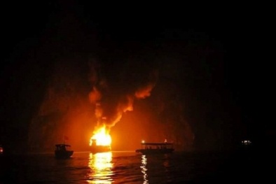 Làm rõ vụ tàu chở du khách nước ngoài ở vịnh Hạ Long bỗng bốc cháy