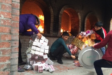 Đốt cả xe ô tô vàng mã tiền tỉ trả nợ Bà Chúa Kho