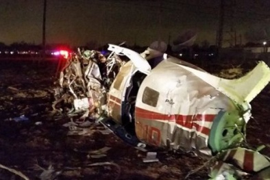 Máy bay đánh văng đài quan sát trên tháp truyền hình 