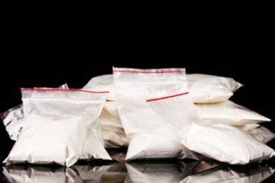 Phát hiện 50 bánh heroin trong chiếc xe 'rách' bên đường