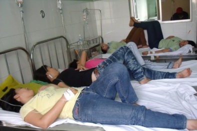 80 công nhân nhập viện vì ngộ độc sau bữa trưa