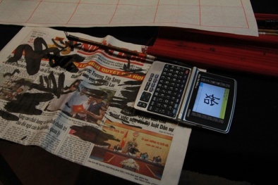 Ông đồ cho chữ: quay cóp, tra từ điển...trong cuộc thi chữ