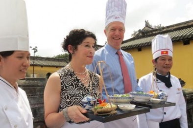 Tân Đại sứ Mỹ say sưa học nấu bún bò Huế