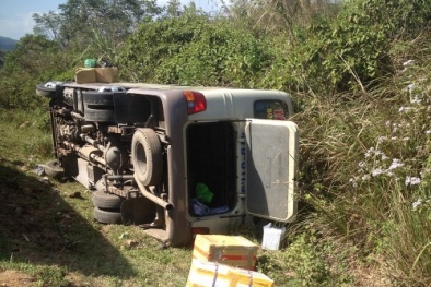 Tránh container lấn đường, xe khách lao đầu xuống mương