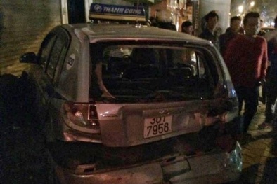 Xe ‘điên’ đâm nát Taxi, hất bay xe máy