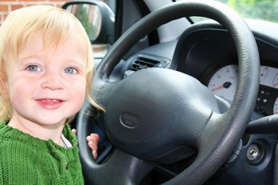 Bố mẹ bị bắt vì nhốt con trong ôtô một giờ