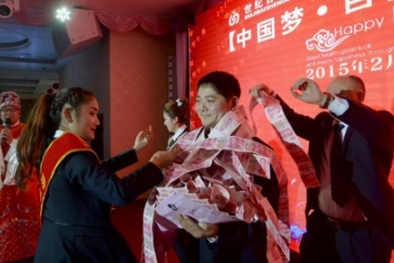 Đại gia Trung Quốc 'đan' tiền thành khăn quàng thưởng nhân viên