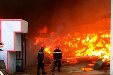 Cháy lớn ở Hải Dương thiêu rụi hàng ngàn mét vuông nhà xưởng