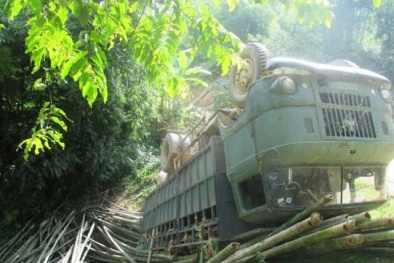 Lật xe tải chở luồng, 7 người thương vong