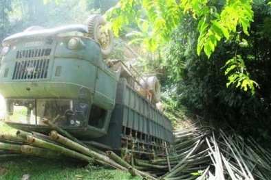 Ô tô bất ngờ lao vực khiến 3 người thiệt mạng