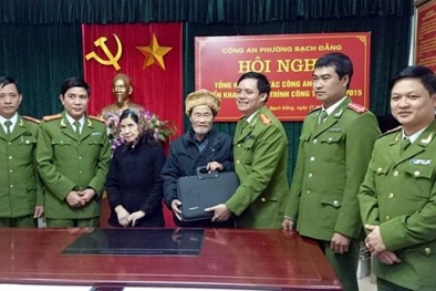 Cụ ông 80 tuổi phấn khởi nhận lại 30 triệu quên ở bến xe