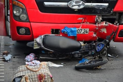 Xe máy đối đầu xe khách, 2 người chết thảm