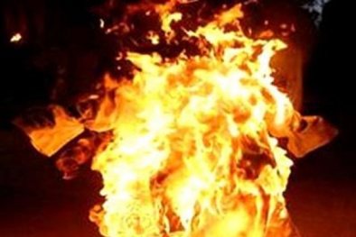 Cụ ông 70 tuổi tự thiêu gần sân bóng đá