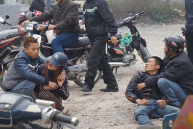 Mẹ tử vong dưới gầm xe tải, hai con gào khóc gọi 'mẹ ơi'