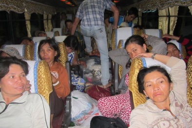 Xe khách về Tết 'nhồi khách như nhồi vịt'