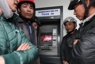 Vượt mưa gió đi rút tiền ăn Tết, ATM thi nhau báo lỗi
