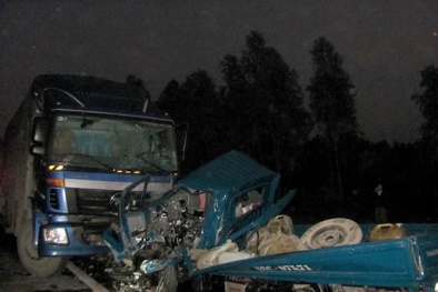 Hai xe tải đối đầu, lái xe và phụ lái chết kẹt trong cabin