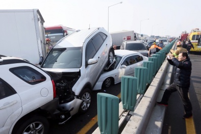 Toàn cảnh vụ tai nạn 100 ô tô đâm liên hoàn tại Hàn Quốc