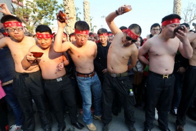 Trung Quốc: Cởi trần uống rượu ăn thề không nộp lương cho vợ