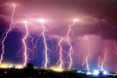 Chuyện lạ lùng quanh những trường hợp bị sét đánh