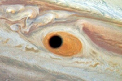 Con mắt khổng lồ kỳ lạ trên bề mặt sao Mộc