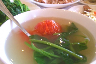 Không nên cho trẻ nhỏ uống nước luộc rau