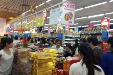 TP.HCM: Người dân ùn ùn đổ đến siêu thị mua sắm tết