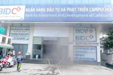 TP. HCM: 30 nhân viên ngân hàng chạy loạn trong đám cháy