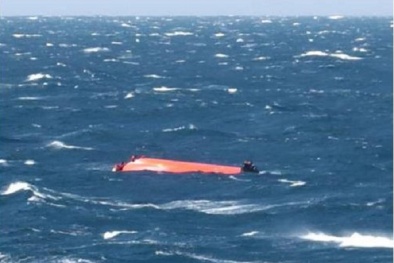 Bám lấy can dầu, ngư dân chống chọi suốt 24h đợi cứu hộ