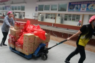 Công nhân trả lại quà Tết vì nước mắm hôi nồng, dầu ăn loãng