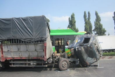 Xe khách kéo đứt lìa đầu xe tải, hành khách khiếp vía